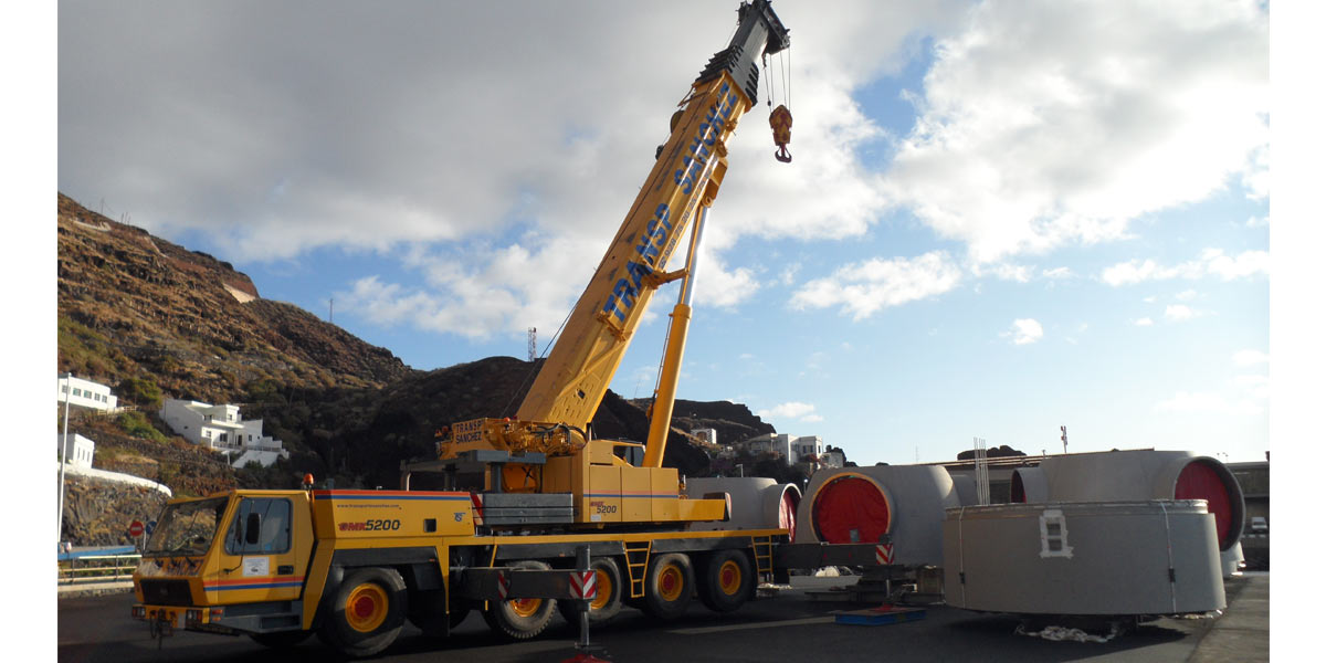 Unloading wind turbines - Transportes Sánchez