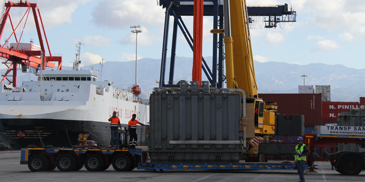 Unloading transformers - Transportes Sánchez