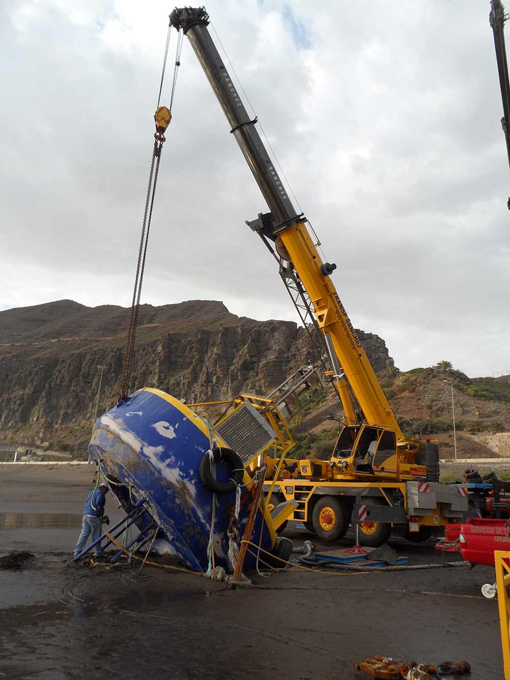 Rescuing a buoy - Transportes Sánchez