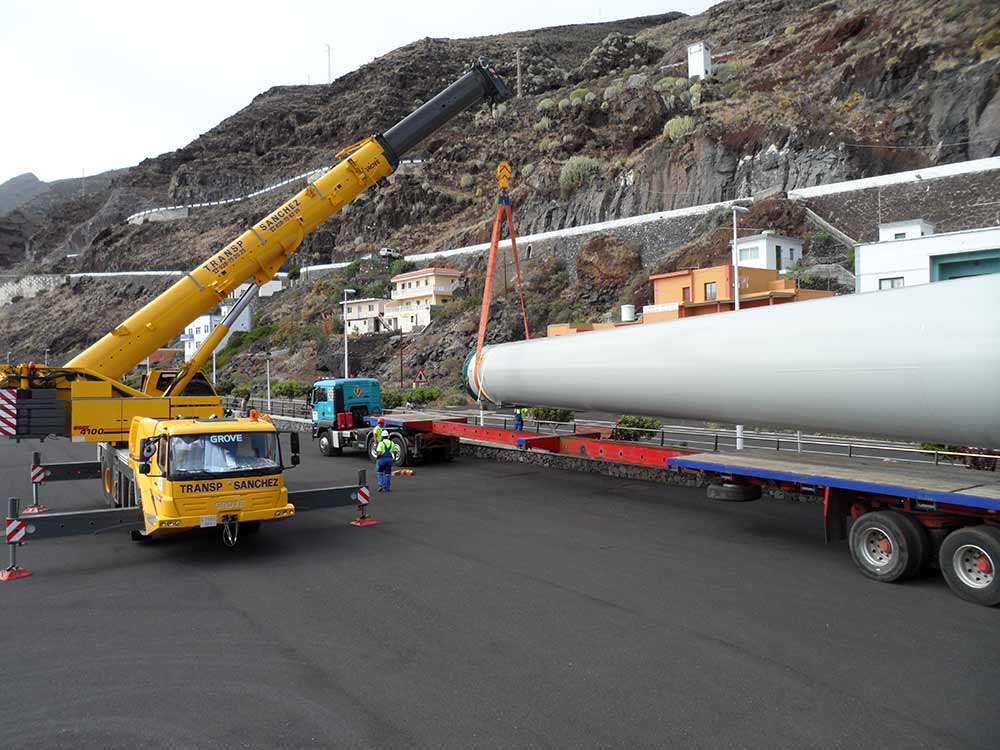 Abladen von Windkraftanlagen - Transportes Sánchez