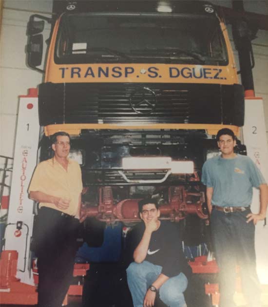 Juan Sánchez con sus dos hijos y un camión de la flota de TRansportes Sánchez